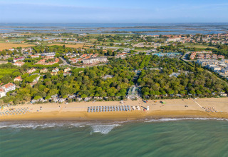 Vue aérienne du Sandaya Europa Village, parc de vacances en Vénétie, Italie avec plage et espaces verts.