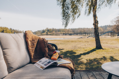 Gemütlicher Sitzbereich mit Decke, Sonnencreme und Magazin im The Beach House in Wilsumer Berge, Deutschland.