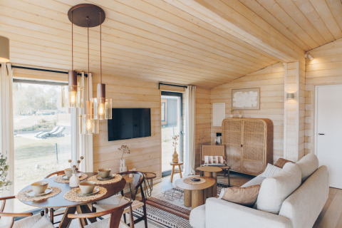 Espace de vie lumineux et moderne au Beach House, Wilsumer Berge, Allemagne, avec décor bois et ambiance chaleureuse.
