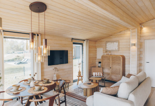 Espace de vie lumineux et moderne au Beach House, Wilsumer Berge, Allemagne, avec décor bois et ambiance chaleureuse.