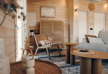 Indbydende loungeområde på The Beach House ved Wilsumer Berge, Tyskland, med moderne træmøbler.