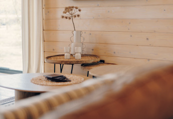 Lys, moderne lounge på The Beach House ved Wilsumer Berge, Tyskland, med minimalistisk indretning.