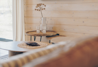 Helles, modernes Wohnzimmer im Beach House bei Wilsumer Berge, Deutschland, mit schlichter Einrichtung.