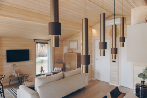 Salon moderne avec suspensions élégantes, murs en bois et ambiance chaleureuse à The Beach House, Wilsumer Berge.