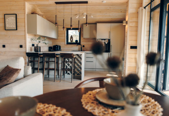Modern eingerichtete Küche mit Holzdekoration, Bartheke und viel Licht in The Beach House, Wilsumer Berge.