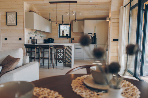 Modern eingerichtete Küche mit Holzdekoration, Bartheke und viel Licht in The Beach House, Wilsumer Berge.
