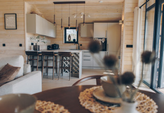 Modern eingerichtete Küche mit Holzdekoration, Bartheke und viel Licht in The Beach House, Wilsumer Berge.