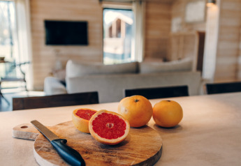 Frisk grapefrugt på et skærebræt i et moderne køkken i The Beach House ved Wilsumer Berge, Tyskland.