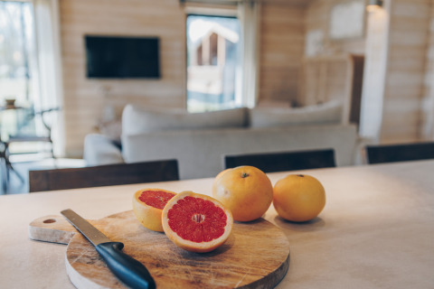 Frische Grapefruit auf einem Schneidebrett in der modernen Küche des Beach House in Wilsumer Berge, Deutschland.