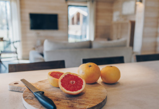 Pamplemousse frais sur une planche à découper dans la cuisine moderne de The Beach House à Wilsumer Berge, Allemagne.