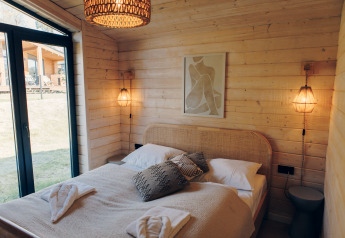 Soveværelse i The Beach House på Wilsumer Berge i Tyskland, hyggelig træindretning og moderne stil.