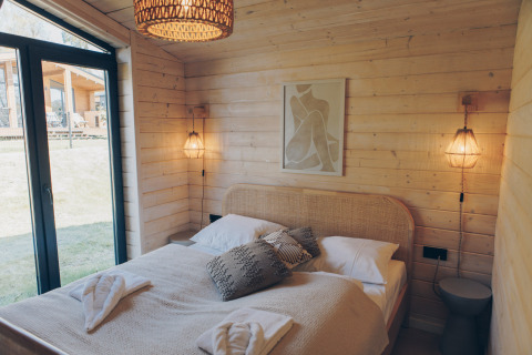 Schlafzimmer im The Beach House bei Wilsumer Berge, Deutschland, mit Holzvertäfelung und gemütlichem Stil.