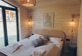 Schlafzimmer im The Beach House bei Wilsumer Berge, Deutschland, mit Holzvertäfelung und gemütlichem Stil.