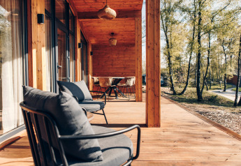 Terrasse boisée avec salons au lodge Hill Side Scandi, Wilsumer Berge, Allemagne, en pleine nature.