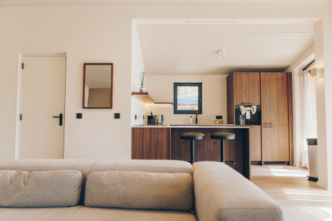 Modern Scandinavisch lodge-interieur bij Hill Side Scandi, Wilsumer Berge, Duitsland, met lichte sfeer.