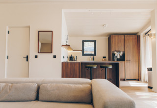Modern Scandinavisch lodge-interieur bij Hill Side Scandi, Wilsumer Berge, Duitsland, met lichte sfeer.