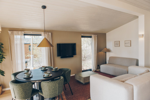 Moderne woon- en eetruimte in Hill Side Scandi-lodge, Wilsumer Berge, Duitsland, met Scandinavisch design.