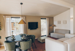 Moderne woon- en eetruimte in Hill Side Scandi-lodge, Wilsumer Berge, Duitsland, met Scandinavisch design.