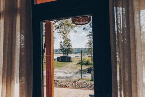 Uitzicht vanuit de Hill Side Scandi lodge bij Wilsumer Berge in Duitsland, met hut en meer op de achtergrond.