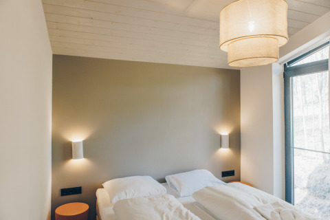 Slaapkamer in Scandinavische stijl met twee eenpersoonsbedden bij Hill Side Scandi, Wilsumer Berge, Duitsland.