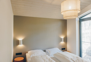 Slaapkamer in Scandinavische stijl met twee eenpersoonsbedden bij Hill Side Scandi, Wilsumer Berge, Duitsland.