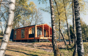 Lodge Beach Side Scandi à Wilsumer Berge en Allemagne, entouré de bouleaux et de nature paisible.