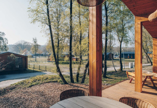 View from the wooden terrace at Beach Side Scandi lodge in Wilsumer Berge, Germany, surrounded by nature.
