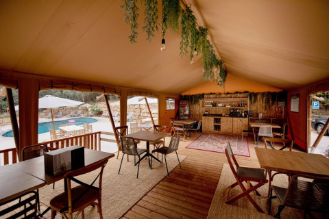 Interieur van Can Bora Lodges met zicht op het zwembad in een vakantiepark in Catalonië, Spanje.