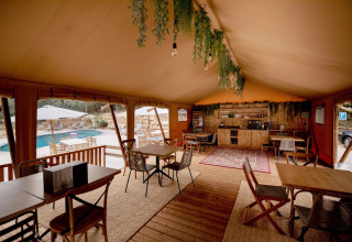 Interieur van Can Bora Lodges met zicht op het zwembad in een vakantiepark in Catalonië, Spanje.