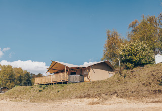 Glamfield Lodge Premium safaritent bij Wilsumer Berge, Duitsland, met houten terras en natuurlijke omgeving.