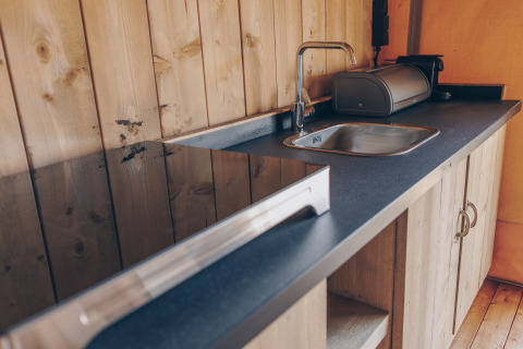 Keukenblad in safaritent 'Glamfield Lodge' Premium bij Wilsumer Berge in Duitsland, met spoelbak en kastjes.