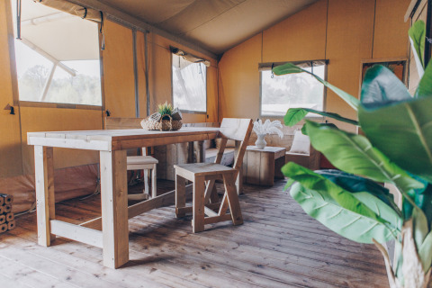Interieur van de Glamfield Lodge Premium safaritent op Wilsumer Berge in Duitsland.