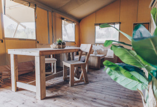 Interieur van de Glamfield Lodge Premium safaritent op Wilsumer Berge in Duitsland.