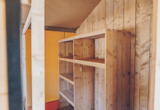 Binnenaanzicht van een houten kast in het Glamfield Lodge Premium safaritent bij Wilsumer Berge, Duitsland.
