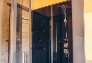 Moderne douchecabine in de safaritent «Glamfield Lodge» Premium op Wilsumer Berge, Duitsland.