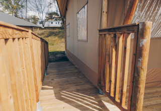 Houten terras en oprit bij Glamfield Lodge Premium safaritent op Wilsumer Berge in Duitsland, zonnige dag.