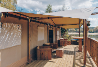 Terras bij safaritent Glamfield Lodge Premium op Wilsumer Berge in Duitsland met uitzicht op het meer.