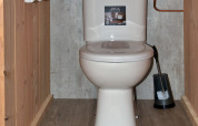 Toilet i et safari telt på Campingplads de Krabbeplaat i Holland, med trægulv og enkel indretning.