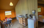 Innenraum vom Safarizelt auf Camping Gorishoek in den Niederlanden mit Küche und Essbereich.