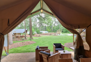 Vue depuis l’entrée d’une tente safari au camping Bockenauer Schweiz, Allemagne, avec mobilier en bois.