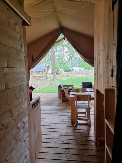Vue de l'intérieur d'une tente safari avec plancher en bois au camping Bockenauer Schweiz en Allemagne.