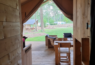 Vue de l'intérieur d'une tente safari avec plancher en bois au camping Bockenauer Schweiz en Allemagne.