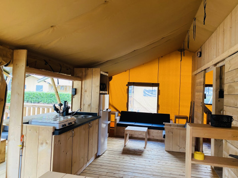 Interieur van safaritent voor 6 personen met sanitair op Camping De Rammelbeek in Nederland, met keuken en zithoek.