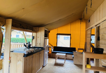 Interiør af safaritelten til 6 personer med sanitet på Camping De Rammelbeek i Holland, med køkken og opholdsområde.