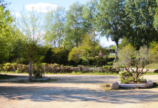Groene omgeving met bomen bij Les Rives de Courtes vakantiepark in Occitanië, Frankrijk, op een zonnige dag.