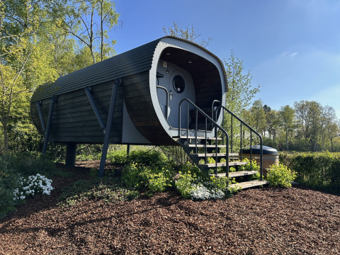 Das Tiny House Anthropod im Ferienpark 't Rheezerwold in den Niederlanden, umgeben von Natur.