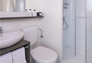 Moderne badkamer in de Glamping Couple safaritent bij Wecamp Cabo de Gata in Spanje met douche en toilet.