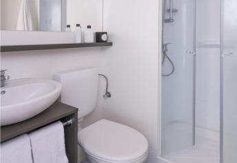 Bagno moderno nella tenda safari Glamping Couple al Wecamp Cabo de Gata, Spagna, con doccia e WC.