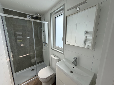 Modernes kleines Badezimmer mit Dusche, WC und Waschbecken im Tiny House im Krieghuusbelten, Niederlande.