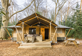 Safari teltet 'De Stille Heide' på Gooise Heide i Holland med træterrasse og udendørs siddeplads.